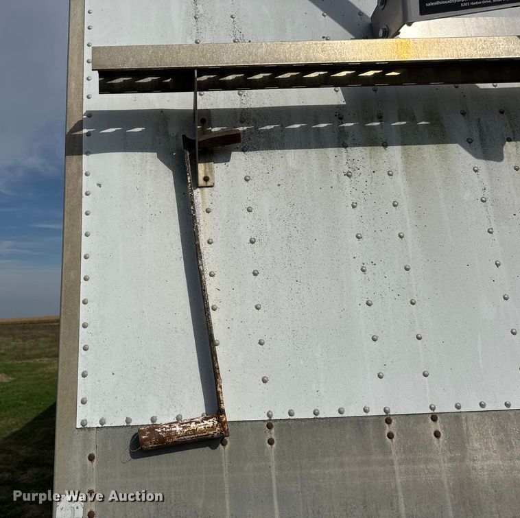 image for item ER0195 2005 Cornhusker ALSR-112704-5506 grain trailer