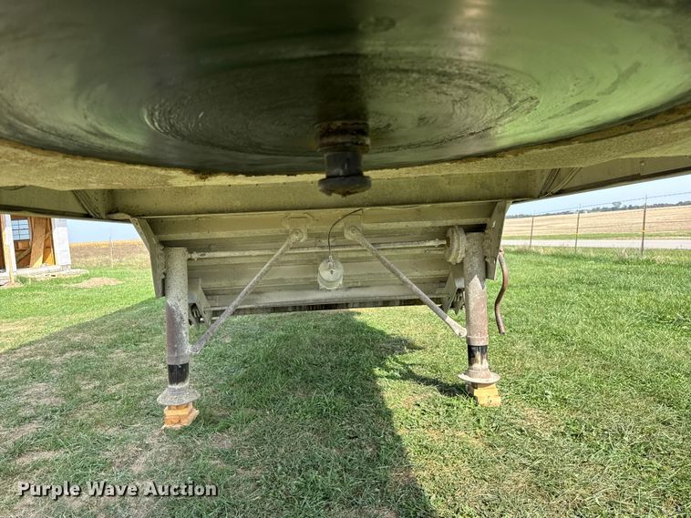 image for item ER0195 2005 Cornhusker ALSR-112704-5506 grain trailer