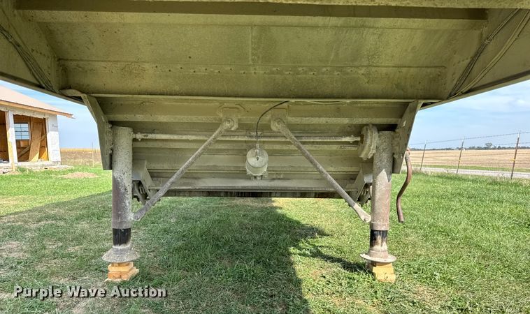 image for item ER0195 2005 Cornhusker ALSR-112704-5506 grain trailer