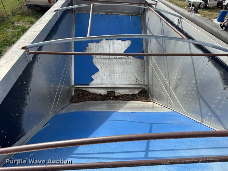 image for item ER0195 2005 Cornhusker ALSR-112704-5506 grain trailer