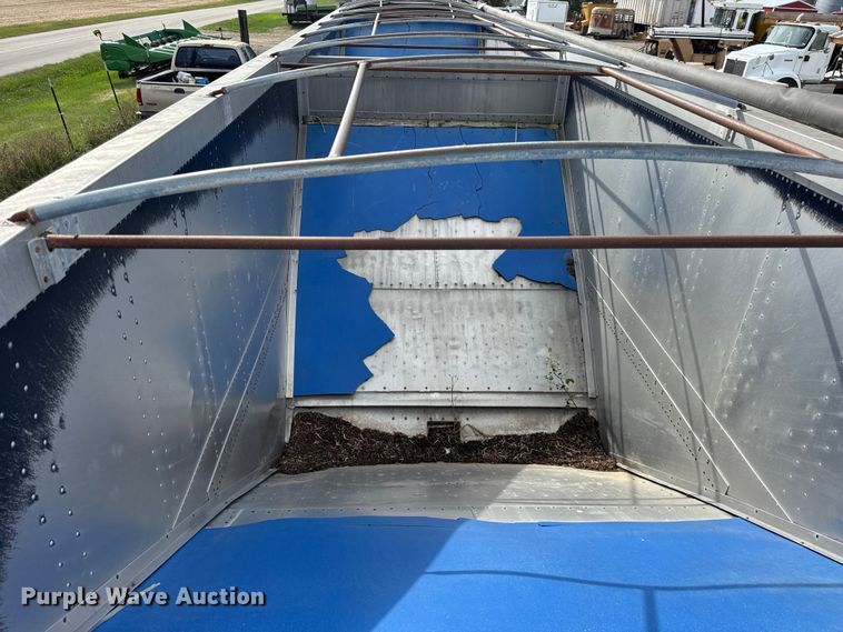 image for item ER0195 2005 Cornhusker ALSR-112704-5506 grain trailer