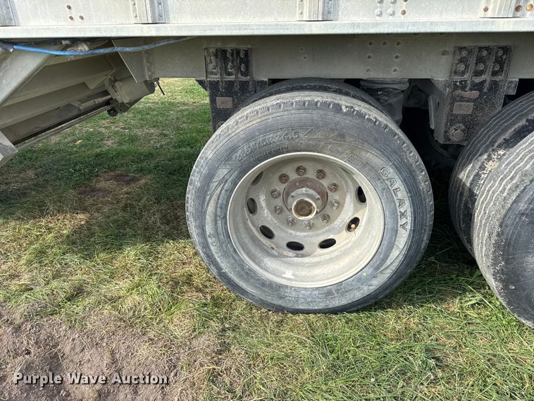 image for item ER0195 2005 Cornhusker ALSR-112704-5506 grain trailer