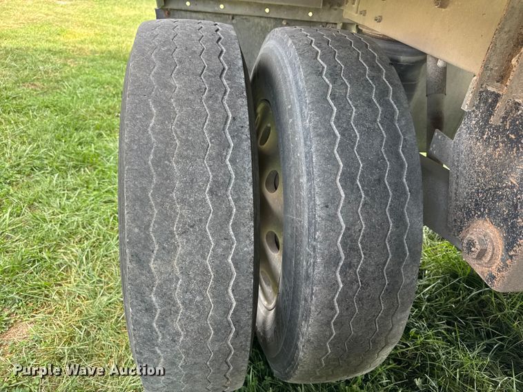 image for item ER0195 2005 Cornhusker ALSR-112704-5506 grain trailer