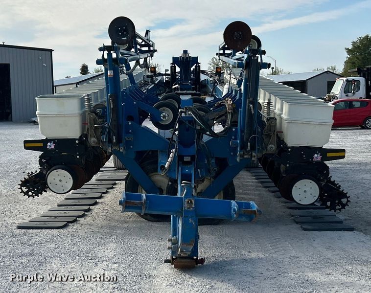 image for item ET3340 Kinze 3700 planter