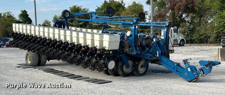 image for item ET3340 Kinze 3700 planter