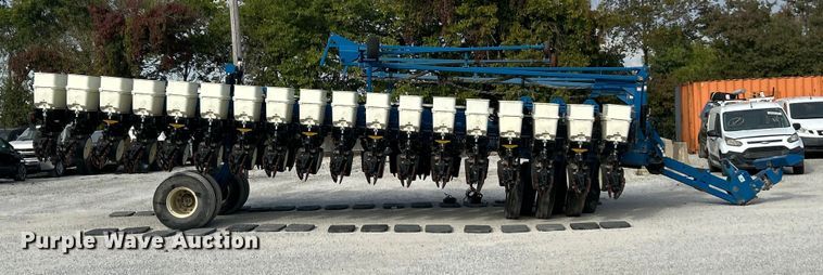 image for item ET3340 Kinze 3700 planter