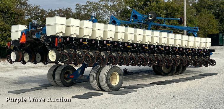 image for item ET3340 Kinze 3700 planter