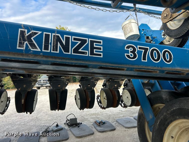 image for item ET3340 Kinze 3700 planter