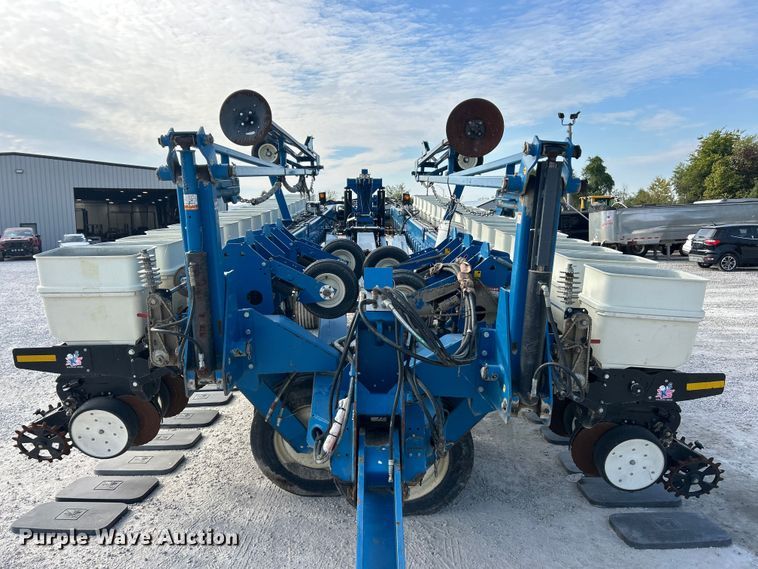 image for item ET3340 Kinze 3700 planter