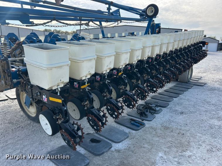 image for item ET3340 Kinze 3700 planter