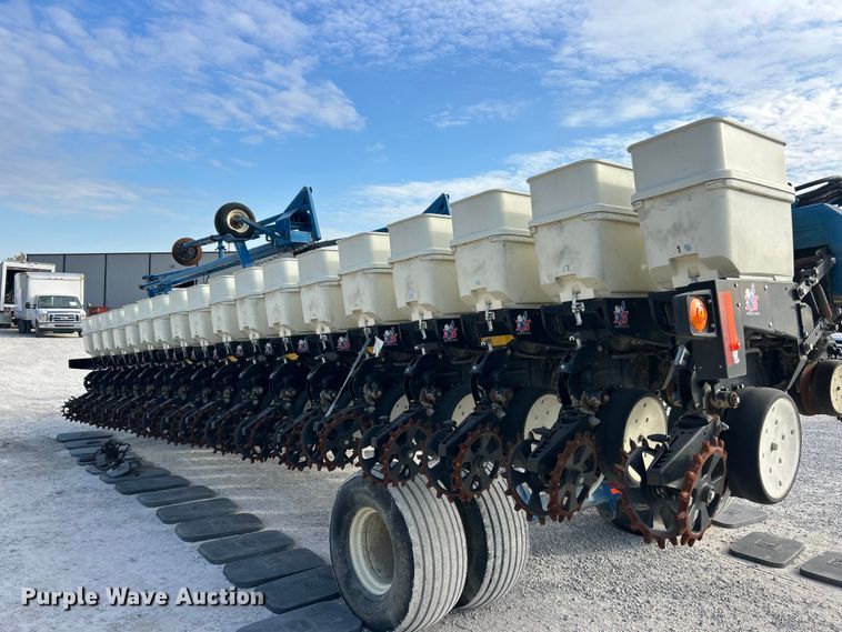 image for item ET3340 Kinze 3700 planter