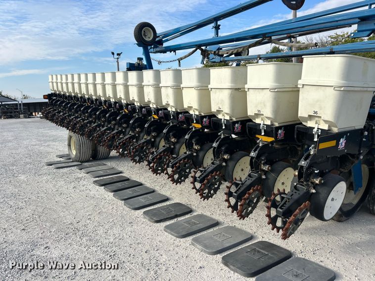 image for item ET3340 Kinze 3700 planter