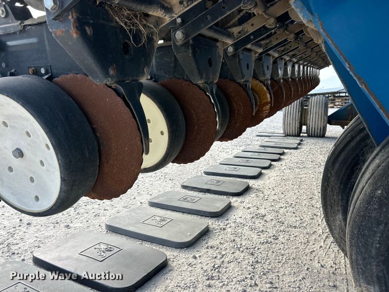 image for item ET3340 Kinze 3700 planter