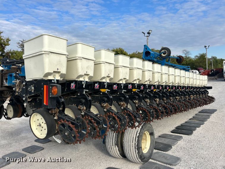 image for item ET3340 Kinze 3700 planter