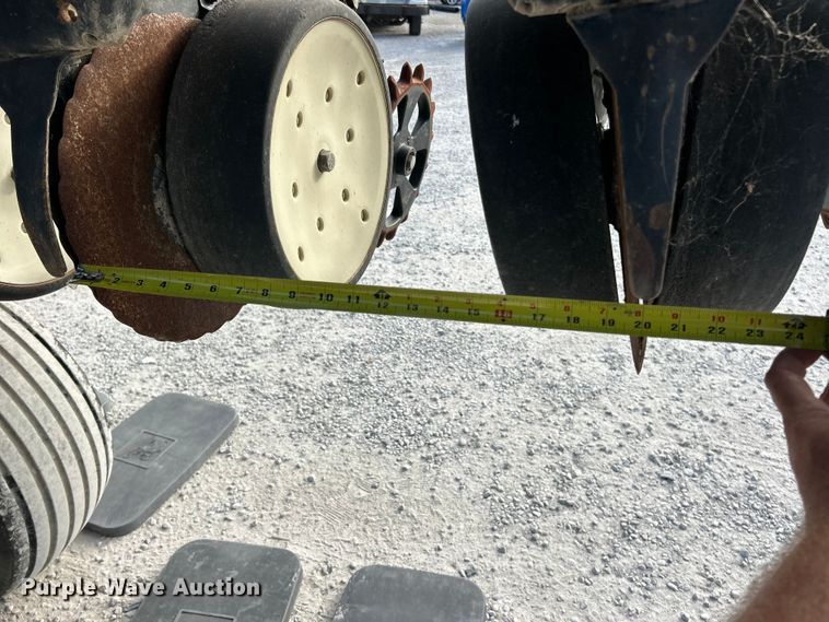 image for item ET3340 Kinze 3700 planter