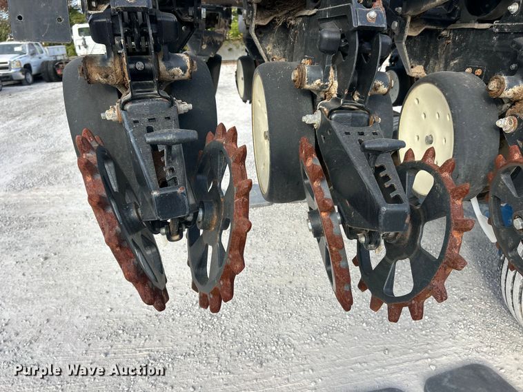 image for item ET3340 Kinze 3700 planter