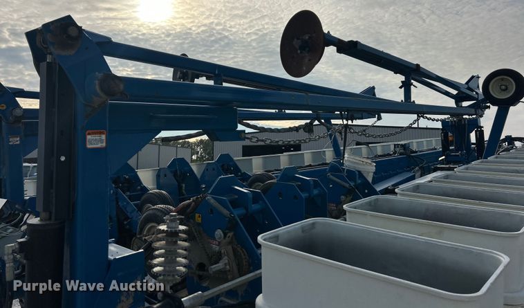 image for item ET3340 Kinze 3700 planter