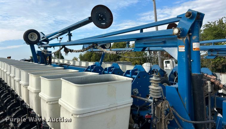 image for item ET3340 Kinze 3700 planter