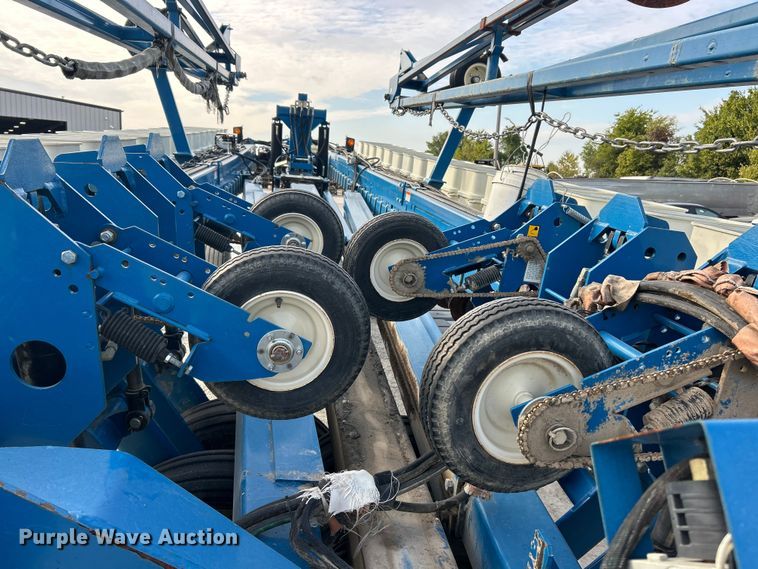 image for item ET3340 Kinze 3700 planter