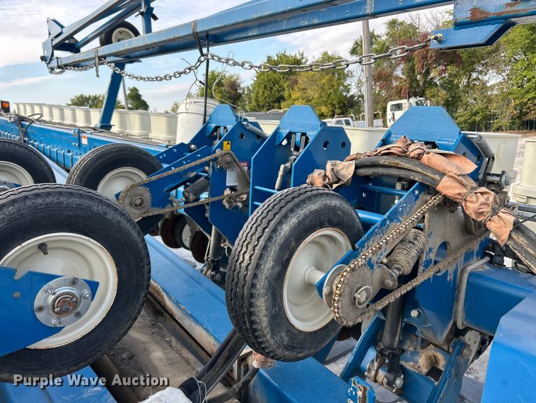 image for item ET3340 Kinze 3700 planter