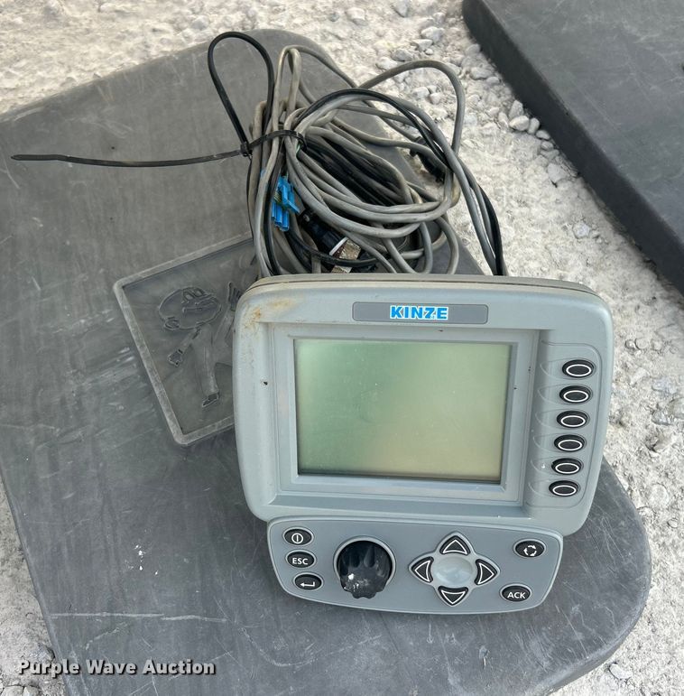 image for item ET3340 Kinze 3700 planter