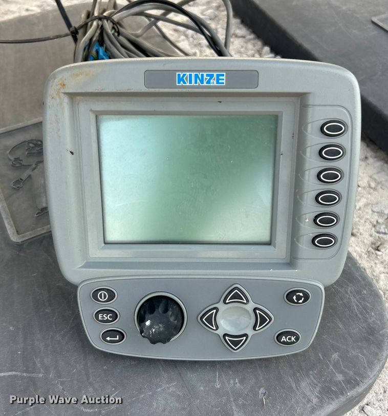 image for item ET3340 Kinze 3700 planter