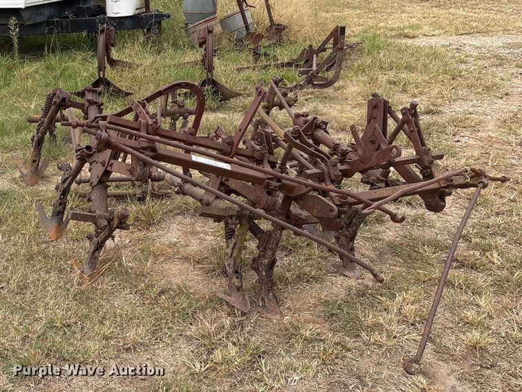 image for item ET7139 (8) John Deere ag implements