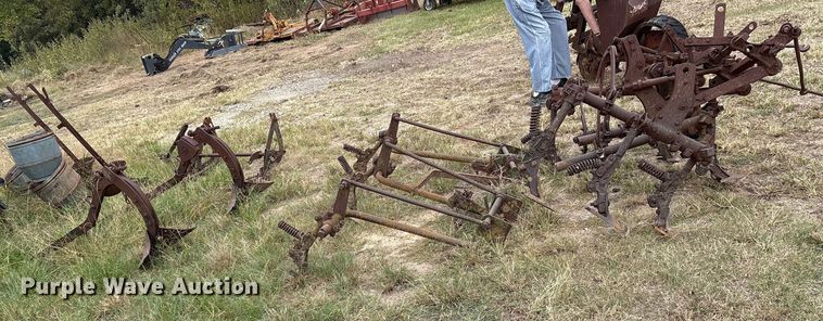 image for item ET7139 (8) John Deere ag implements