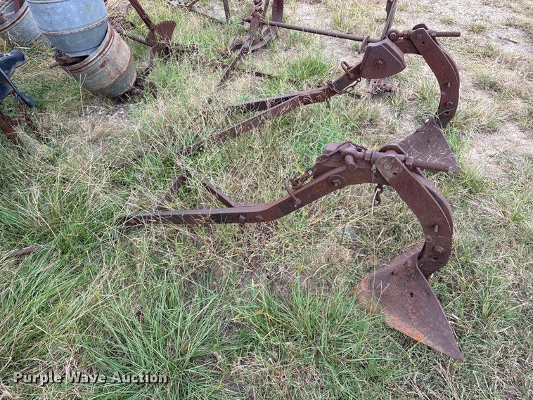 image for item ET7139 (8) John Deere ag implements