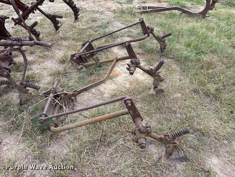 image for item ET7139 (8) John Deere ag implements