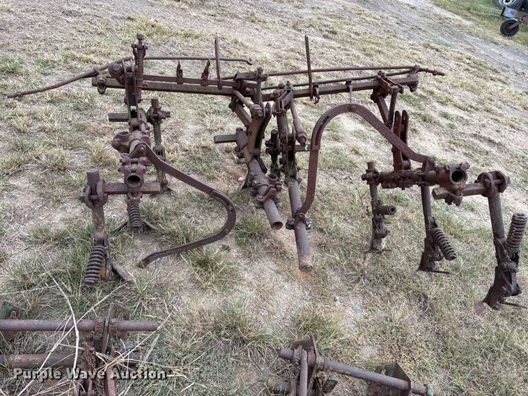 image for item ET7139 (8) John Deere ag implements