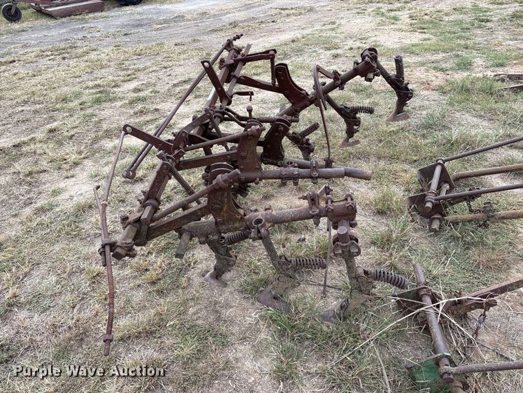 image for item ET7139 (8) John Deere ag implements