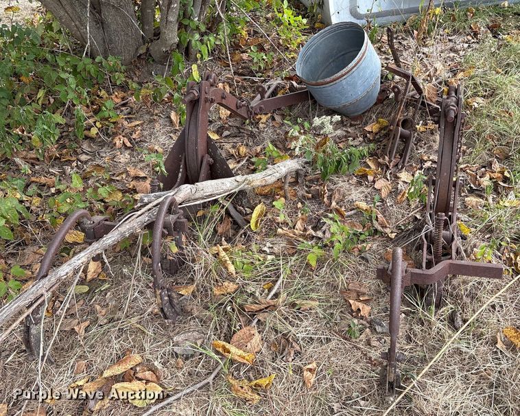 image for item ET7139 (8) John Deere ag implements