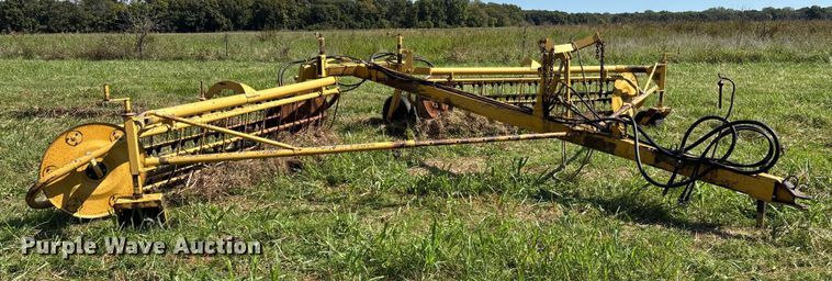 image for item EV3086 1990 Vermeer R-23 hay rake