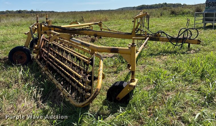 image for item EV3086 1990 Vermeer R-23 hay rake