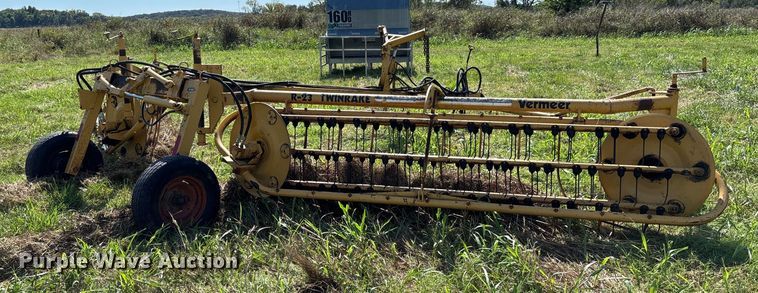 image for item EV3086 1990 Vermeer R-23 hay rake