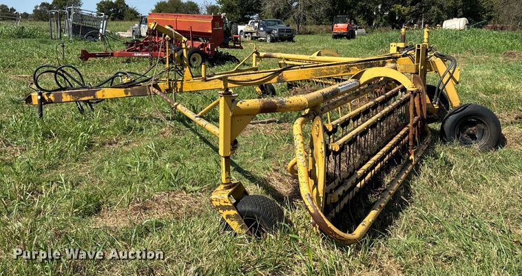 image for item EV3086 1990 Vermeer R-23 hay rake