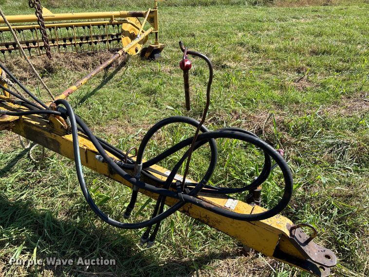 image for item EV3086 1990 Vermeer R-23 hay rake