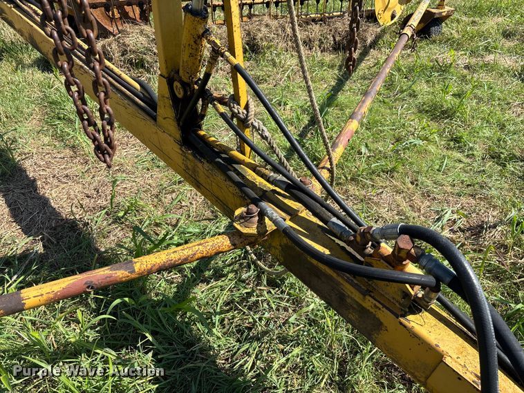 image for item EV3086 1990 Vermeer R-23 hay rake
