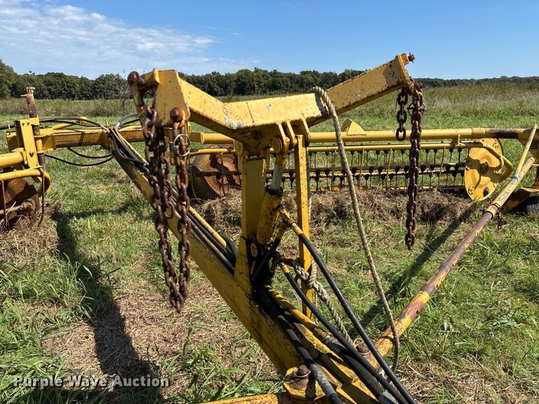 image for item EV3086 1990 Vermeer R-23 hay rake