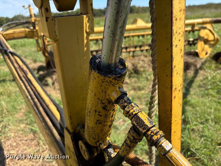 image for item EV3086 1990 Vermeer R-23 hay rake