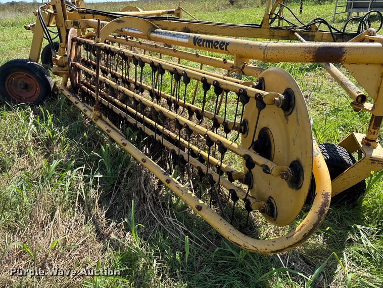image for item EV3086 1990 Vermeer R-23 hay rake