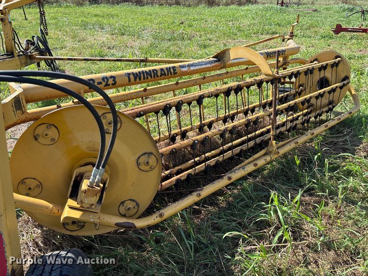 image for item EV3086 1990 Vermeer R-23 hay rake