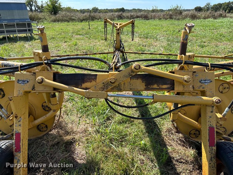 image for item EV3086 1990 Vermeer R-23 hay rake