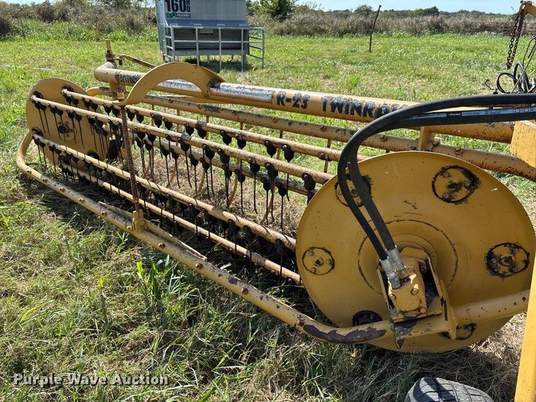 image for item EV3086 1990 Vermeer R-23 hay rake