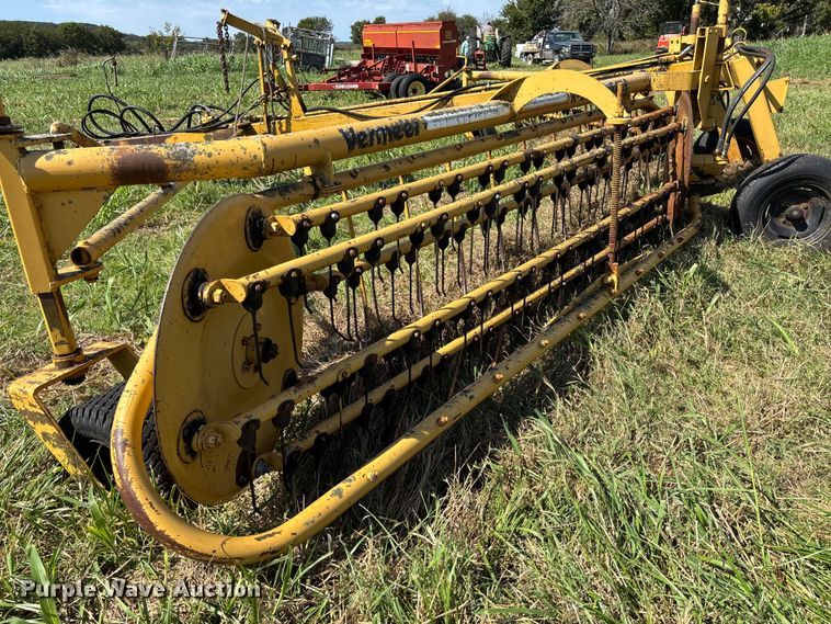 image for item EV3086 1990 Vermeer R-23 hay rake