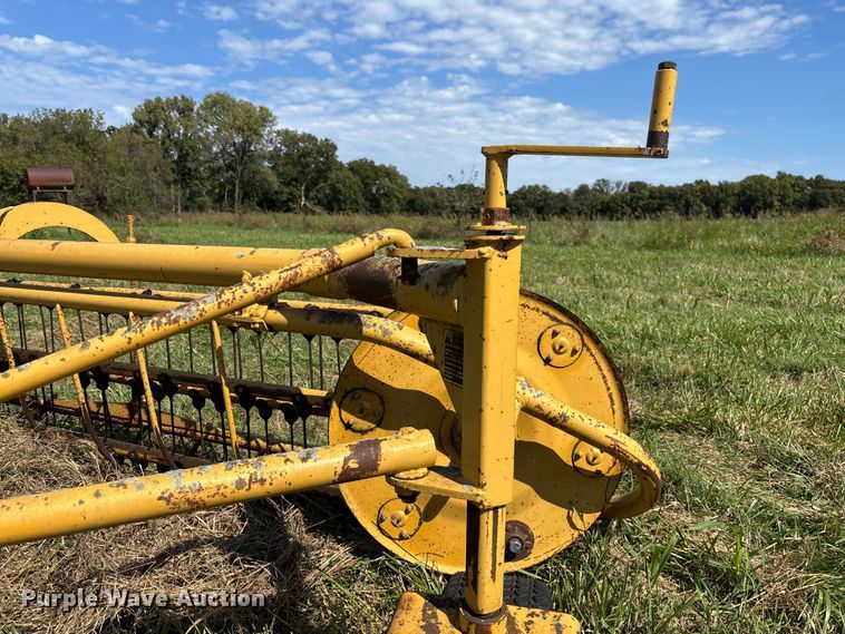 image for item EV3086 1990 Vermeer R-23 hay rake