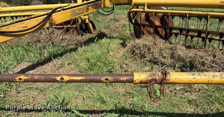 image for item EV3086 1990 Vermeer R-23 hay rake