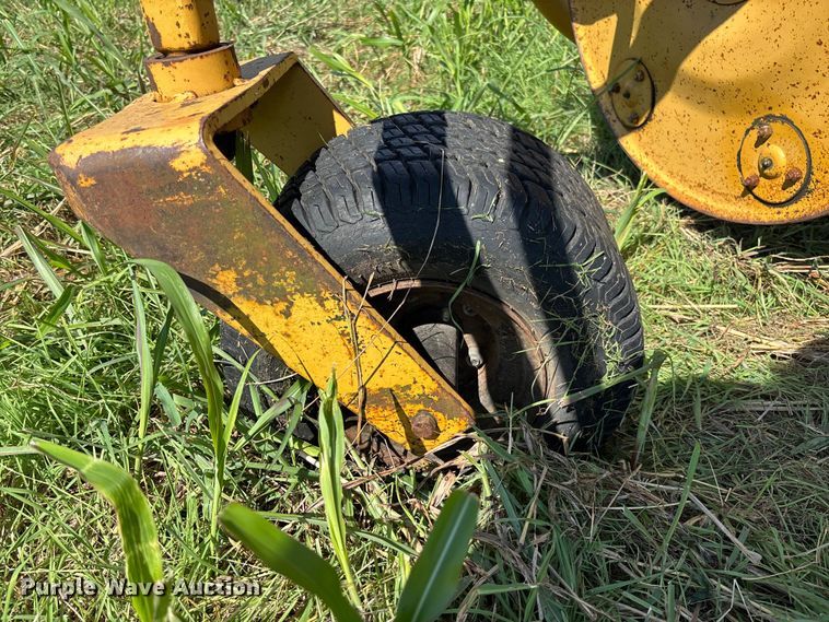 image for item EV3086 1990 Vermeer R-23 hay rake