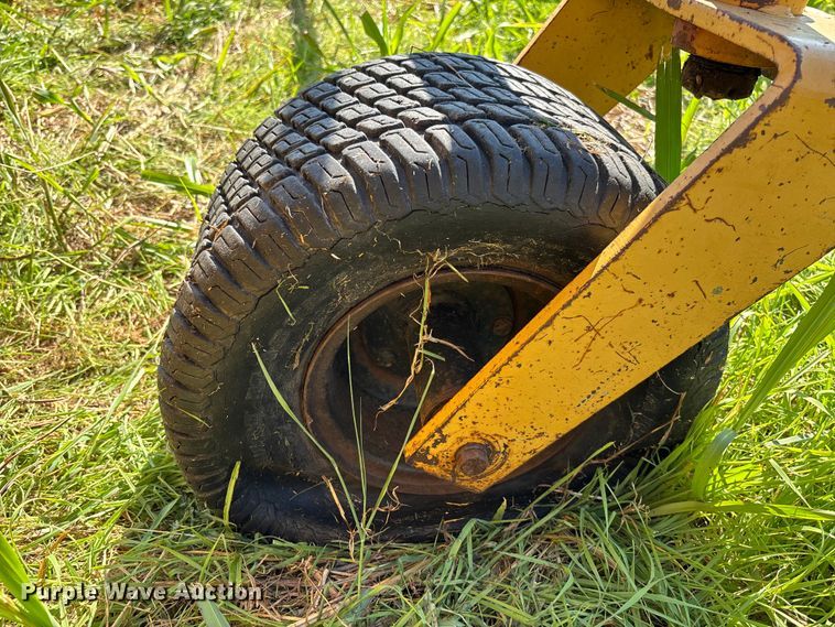 image for item EV3086 1990 Vermeer R-23 hay rake